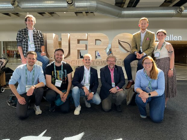 Vor großformatigen Holz-Buchstaben IUFRO sind die acht Tagungsteilnehmenden der NW-FVA zu sehen.