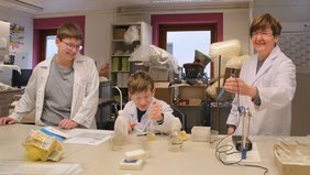 2 Jugendliche und eine Technische Assistentin im Labor am Zukunftstag